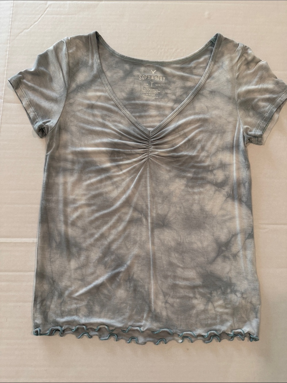 American Eagle Outfitters Gray Tie-Dye V-Neck Ruched Short Sleeve Tee